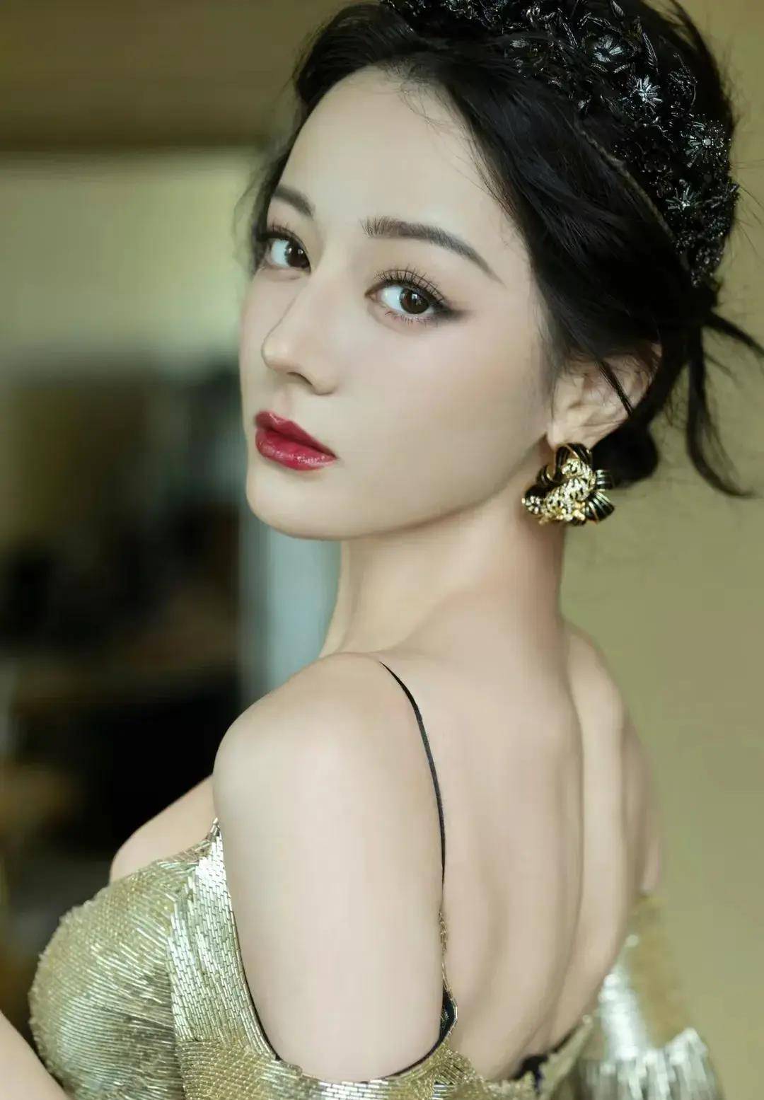 迪丽热巴黑色镀金薄纱礼服:高贵优雅与华丽的完美结合_身材_魅力_女神
