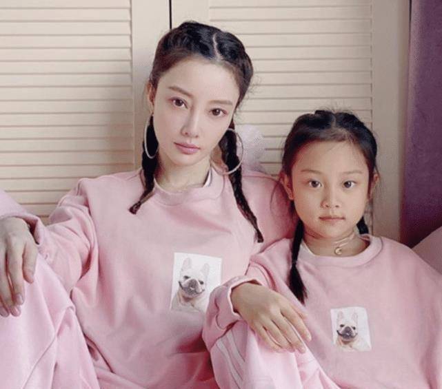 原创李小璐晒与甜馨合照,年近40还学年轻人耍帅,亲子穿搭却火了_网络