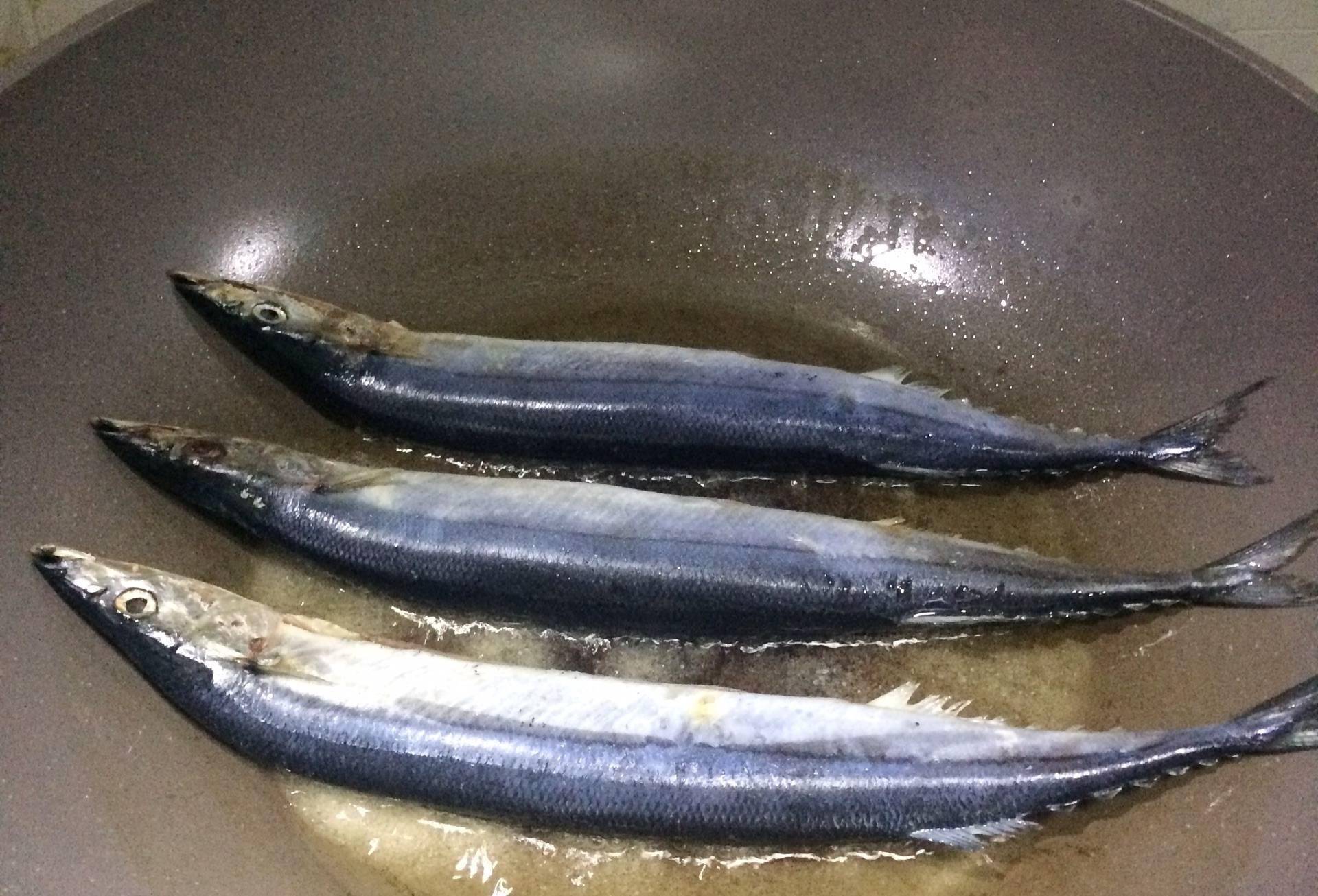 第五步:将秋刀鱼煎至边缘呈金黄色,然后翻面.