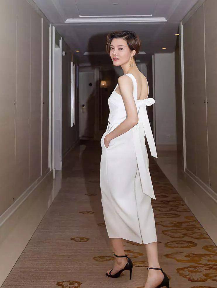 看了40岁车晓的服装才知道:裙子不穿丝袜,优雅的身材,高级时尚_感觉