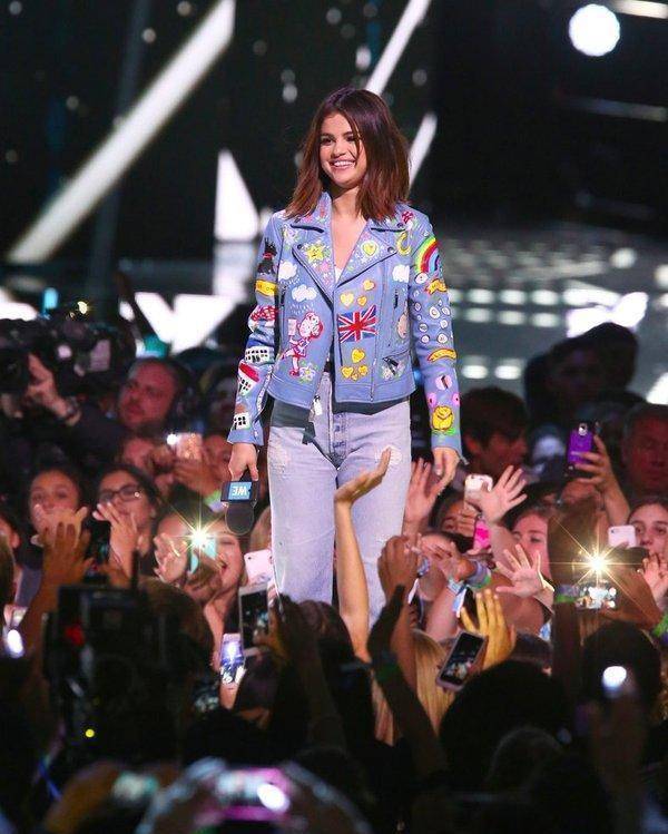 iu身上这件卫衣是宽松的版型,采用涂鸦设计的圆领卫衣,涂鸦的图案很