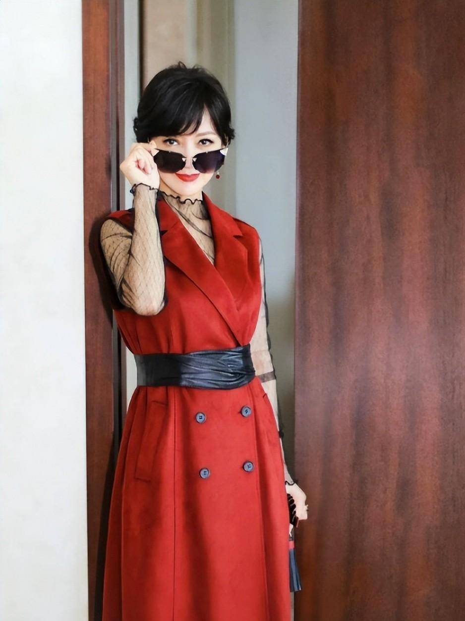 张凯丽与赵雅芝同框!一个穿旗袍显得高贵,一个穿白裙显得优雅