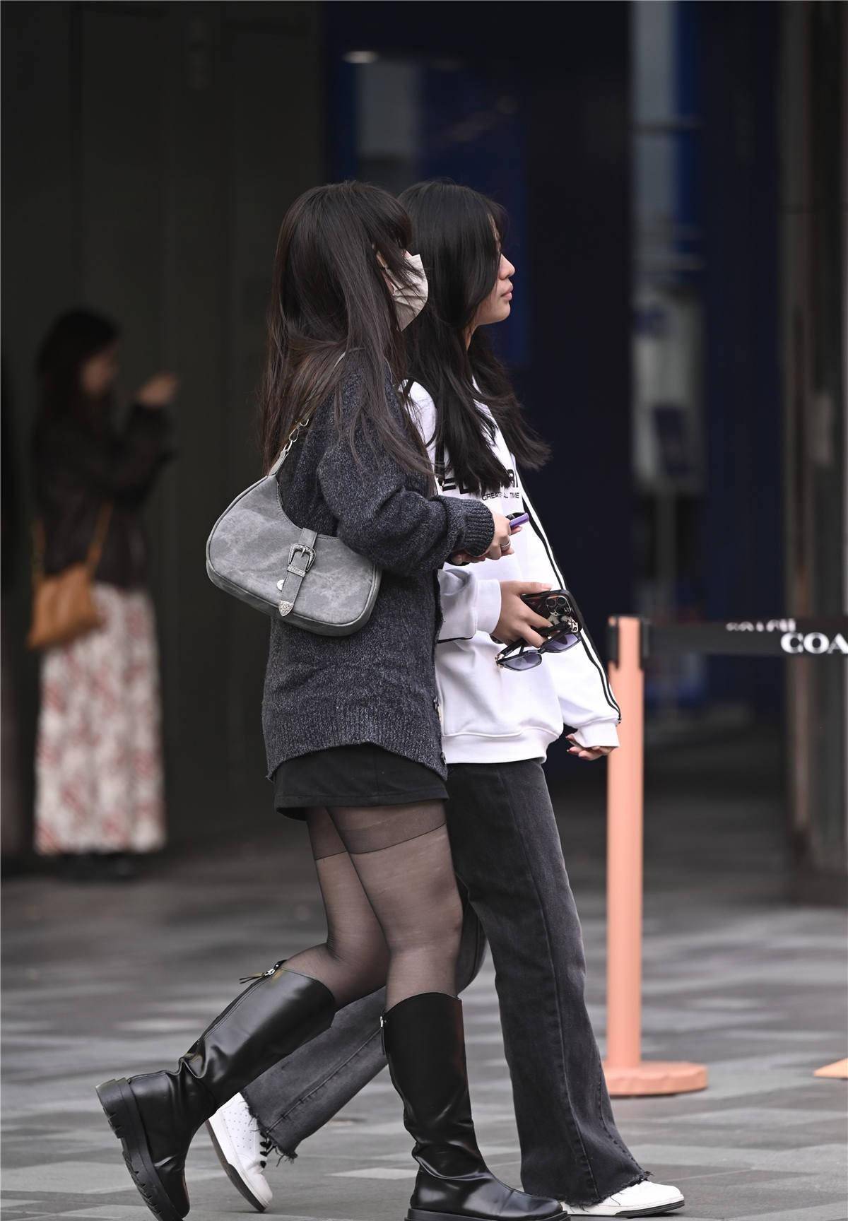 冬季的搭配很简单,黑色丝袜搭配长靴,简单时尚的风格_靴子_款式_美女