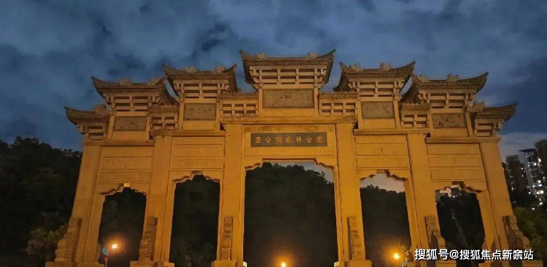 南瞰丹悦湖,北望约7100亩亚公顶森林公园,东邻约500万﹐风田水库,西