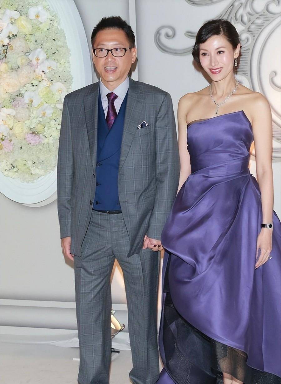 李嘉欣牵手富豪老公亮相!