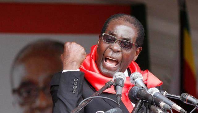 这位非洲总统,干了40年,想把总统宝座传给老婆,结果军队不干了_穆加贝