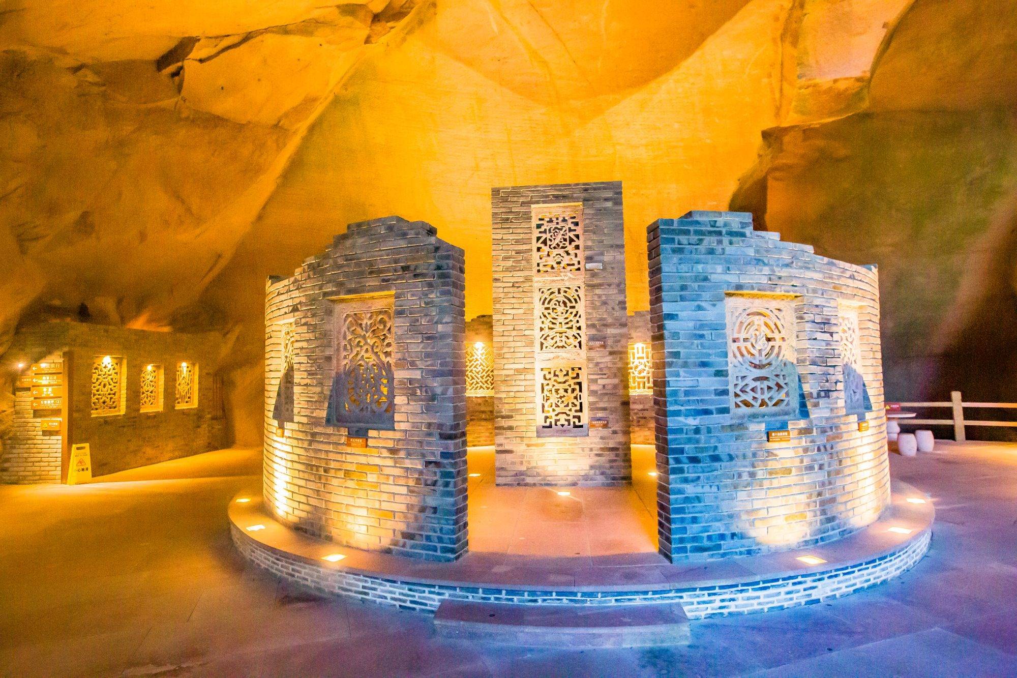 浙江台州有一处野人洞景区,历史悠久,造型奇特,充满了神秘色彩_洞穴