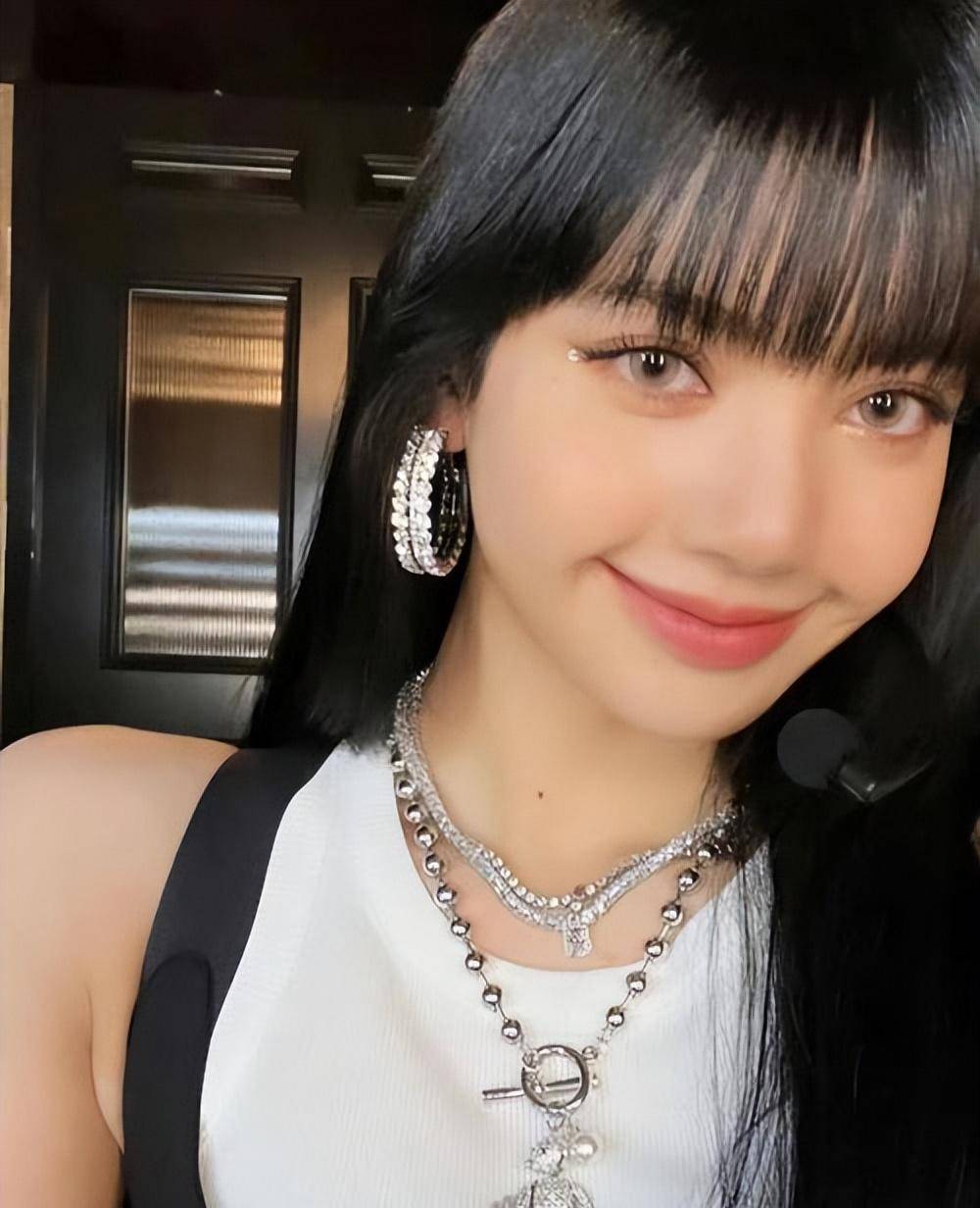 lisa复出风光不再,造型拉胯一身土味!