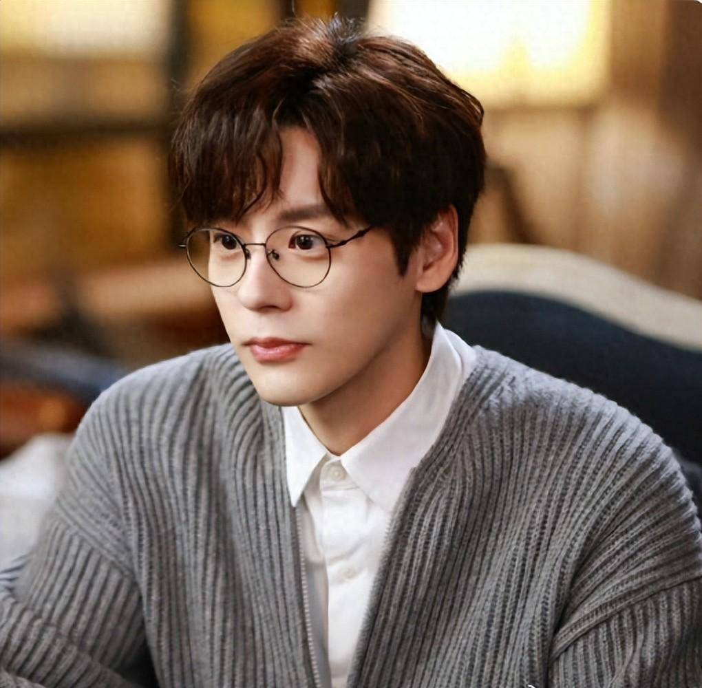 魏哲鸣是考上了霸总的编制吗?他真的演了好多霸总!_造型_先生_出圈