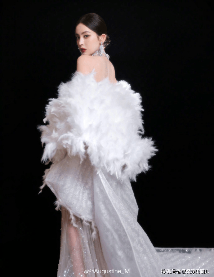 古力娜扎vogue红毯秀,透视礼服裙太性感了!_演技_演艺_时尚