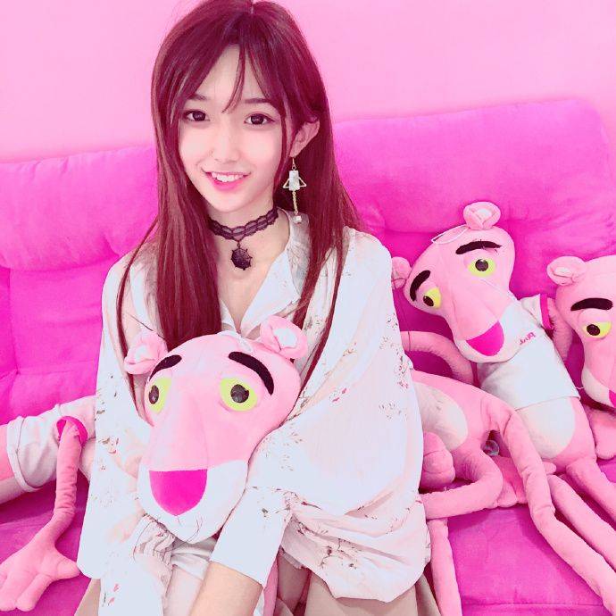 原创 网红艾比承认是变性人！整容上百次出现严重后遗症，拿剪刀戳肚子