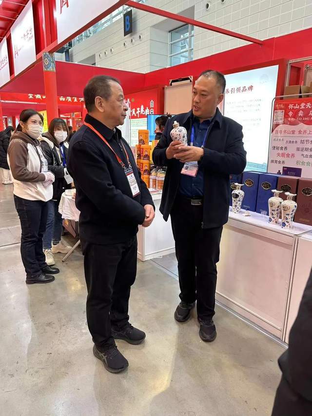 省商务厅流通业发展处副处长张双鑫,河南省商务厅经协处副处长王彬