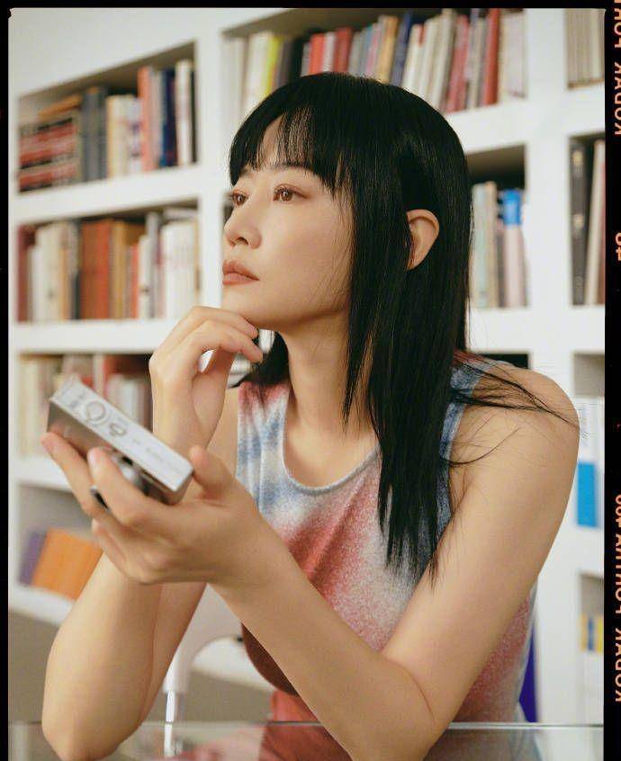 这组夏日写真不仅是谭卓个人魅力的完美展现,也是他多才多艺的集中