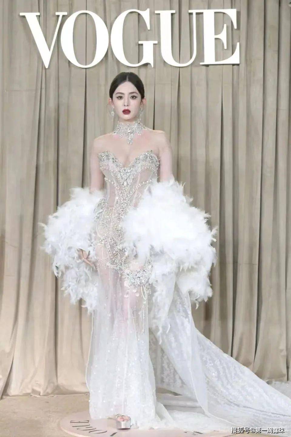 vogue红毯:娜扎惊艳,倪妮大秀美肩,周冬雨气场足,张子枫热巴被嘲_长裙