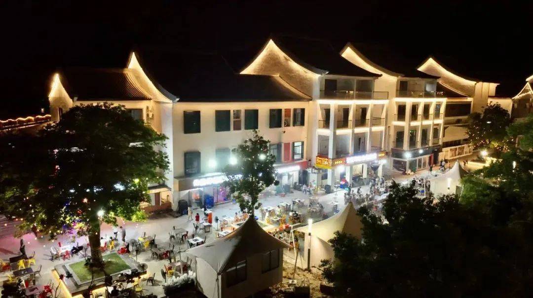 精品民宿,露营基地,咖啡馆,酒吧,茶室,烧烤街应有尽有;从宁静致远的小