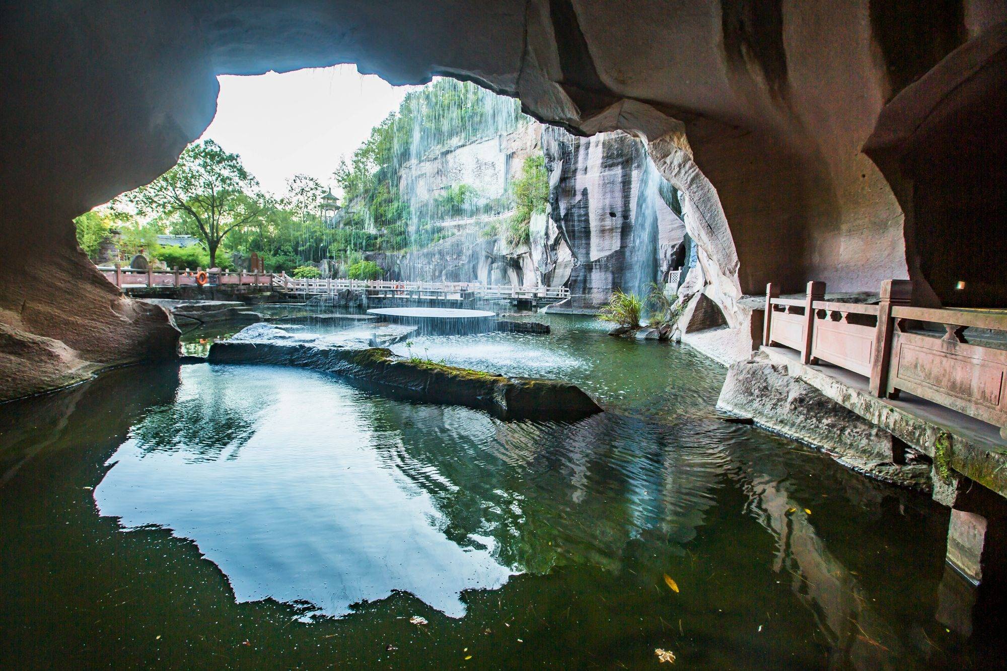 浙江台州有一处野人洞景区,历史悠久,造型奇特,充满了神秘色彩_洞穴