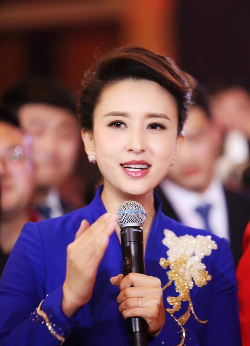 才知什么叫气质,刘芳菲张蕾干练,李梓萌优雅_女性_中年_表情