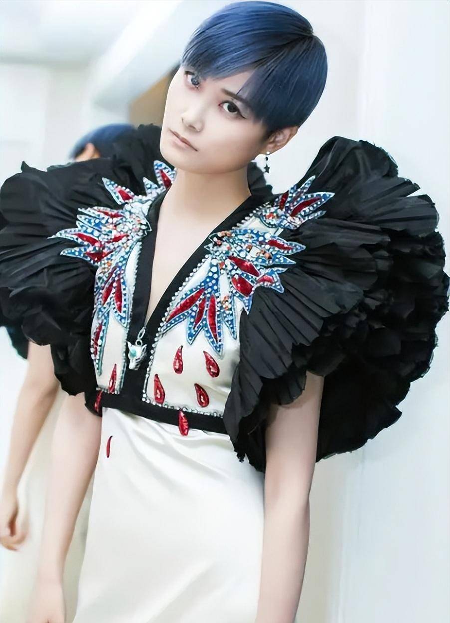 39岁的李宇春,不恋爱也不结婚,曾自曝患不死癌症,图了个什么?