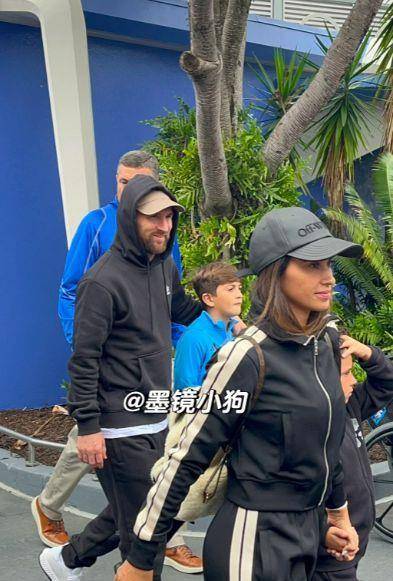 梅西带保镖去迪士尼被偶遇,36岁皱纹变多,8岁儿子有肚腩吃手指_家庭