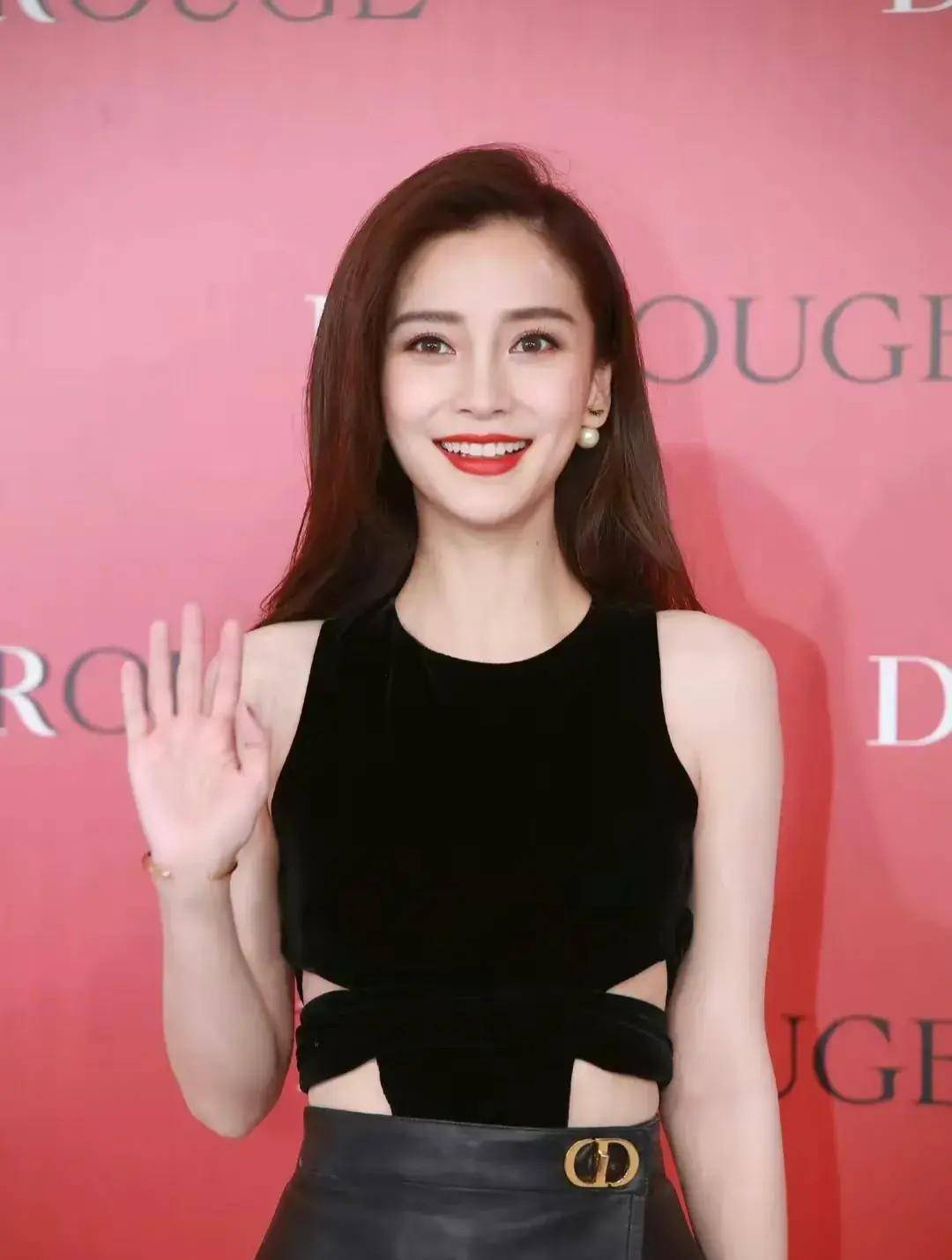 angelababy深夜带小海绵看急诊,憔悴抱娃不松手_母爱_故事_穿着