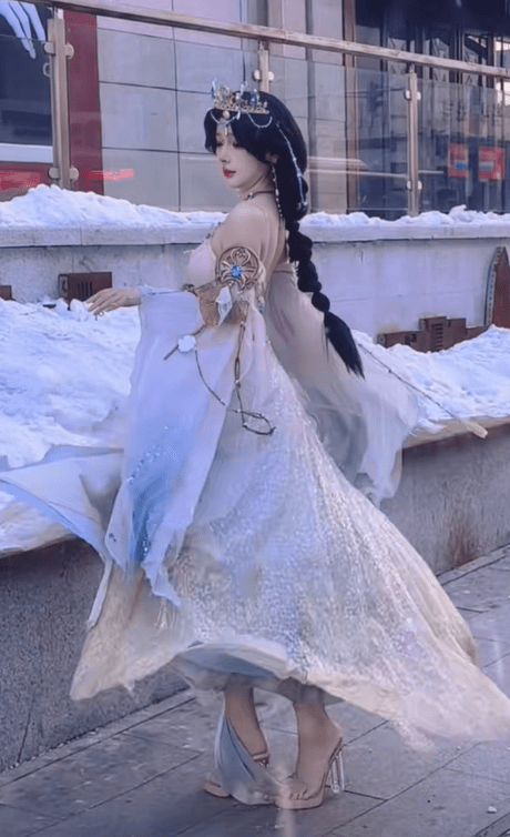 很多穿丝袜上街冻的,有的当场截肢,有的后面患风湿,这样"不要命"的cos