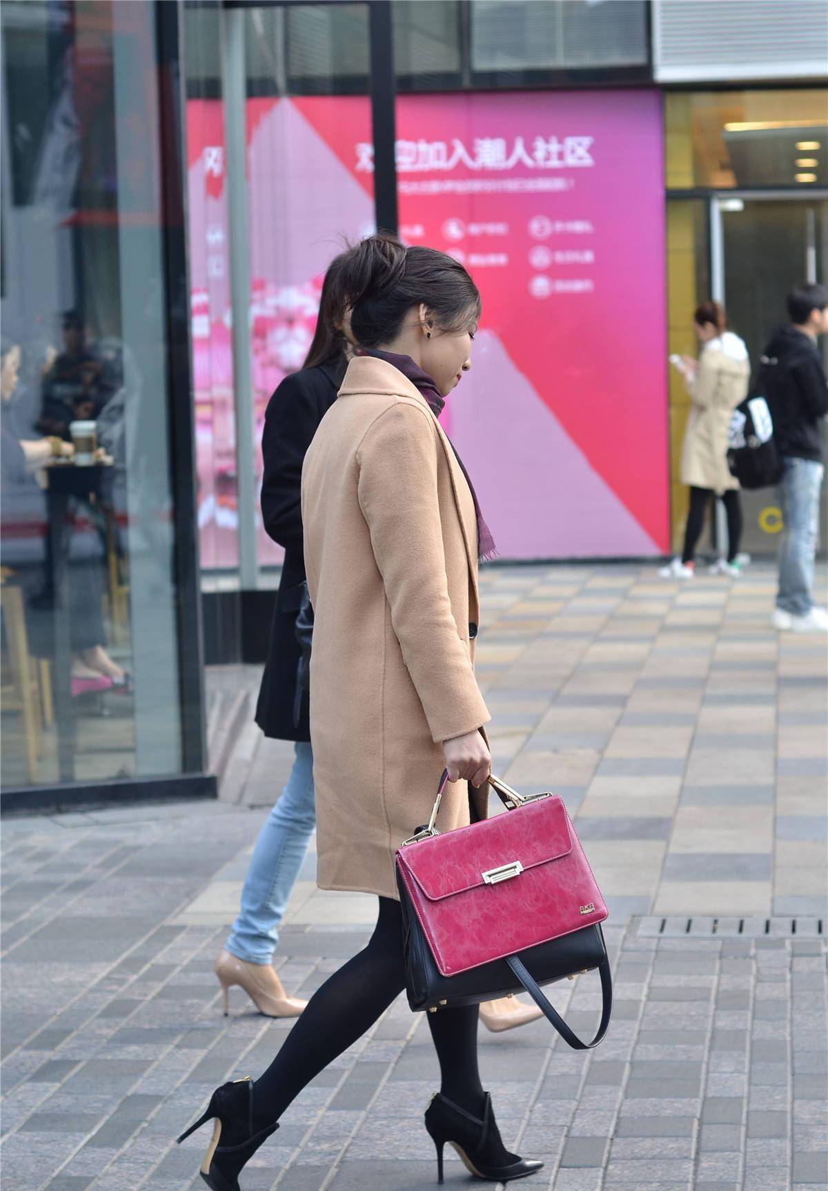 8厘米的尖头细跟踝靴,真皮和布面拼接,搭配黑色打底裤_时尚_美女_女性