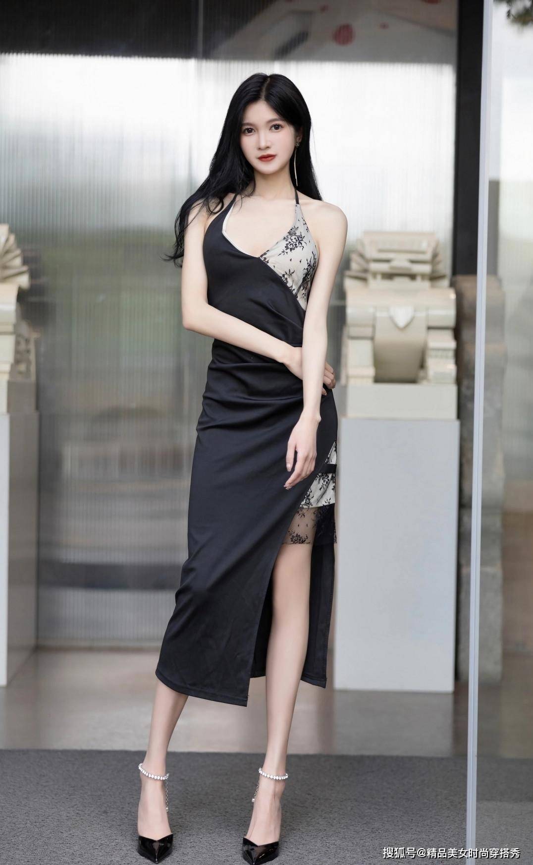 美女穿黑色拼接吊带裙配黑色高跟鞋,露出纤细的小腿浪漫而性感_时尚