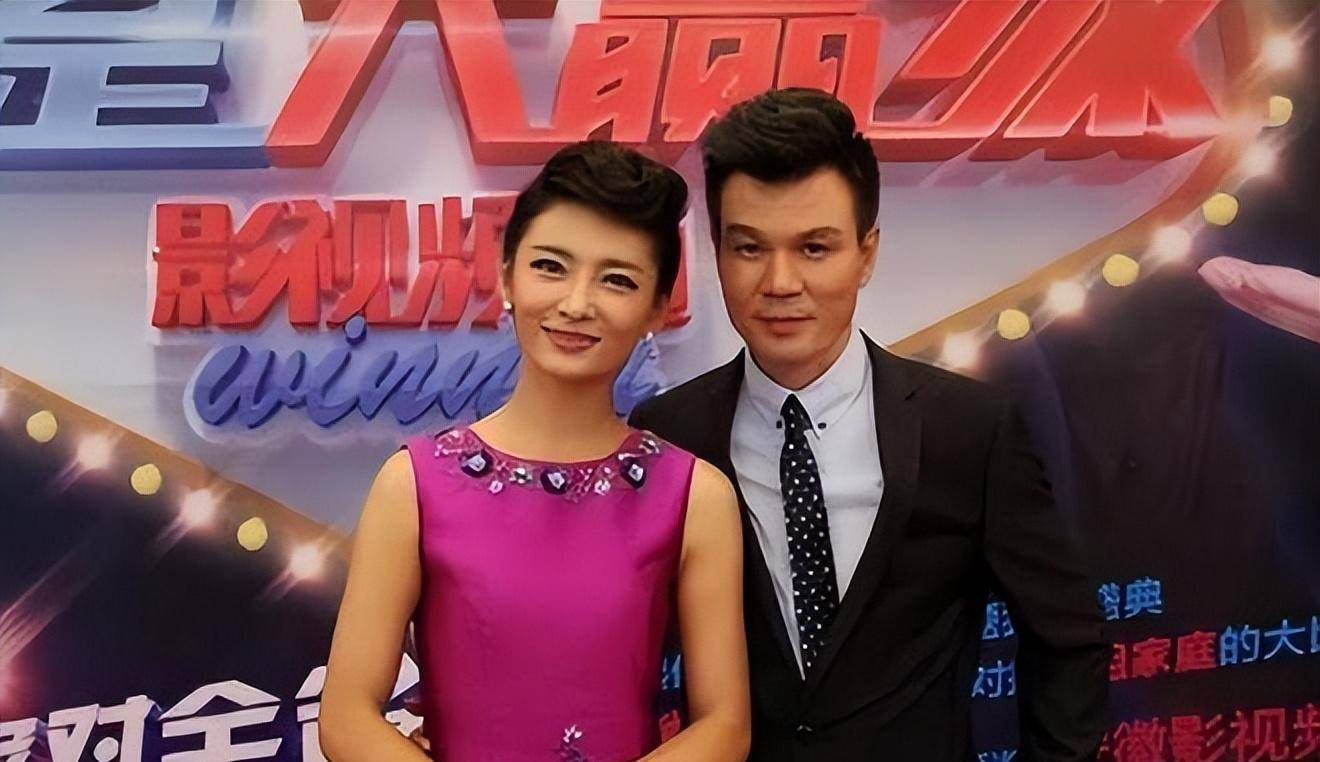 她是著名美女主持人,嫁给神秘老公生下三个孩子,50岁宛如少女_周群