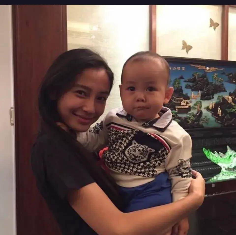 这些传闻让杨颖和黄晓明的粉丝议论纷纷,而杨颖带儿子去急诊室的事件
