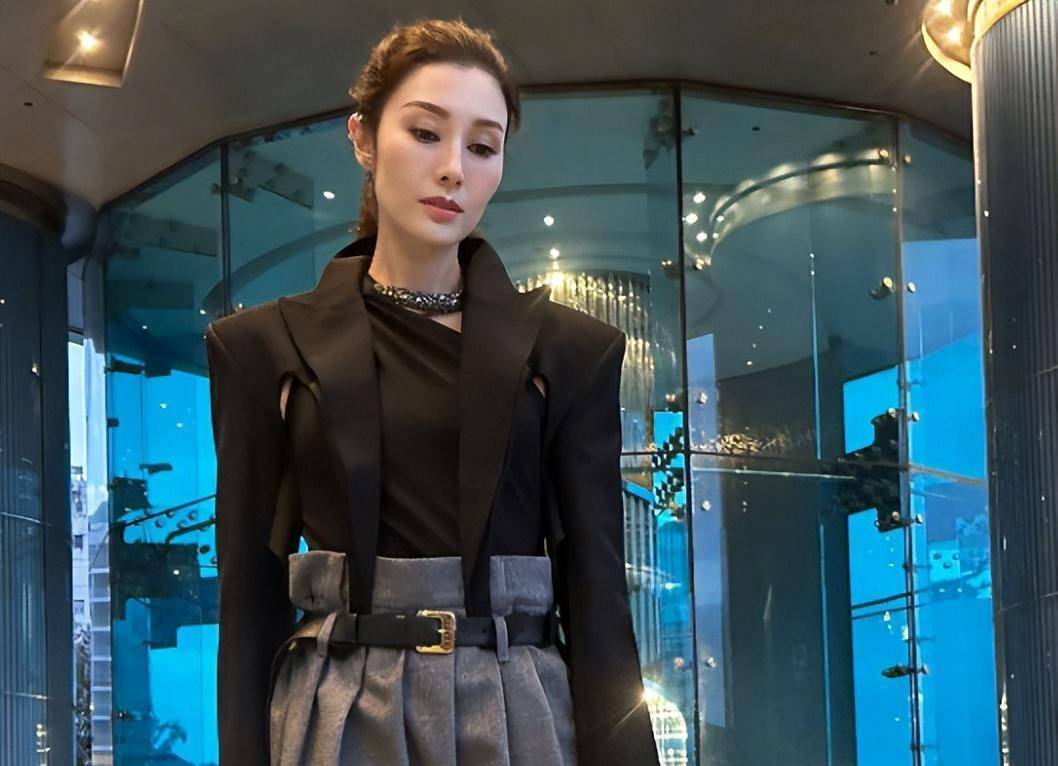 在"蛇蝎美人"李嘉欣身上,将"现世报"体现得淋漓尽致_先生_香港_鲍永