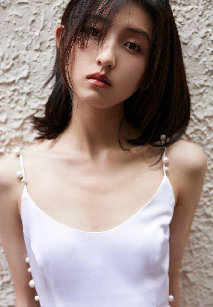 张子枫穿着露背露肩裙安静优雅,仰望天空有电影感_显得_人们_衣服