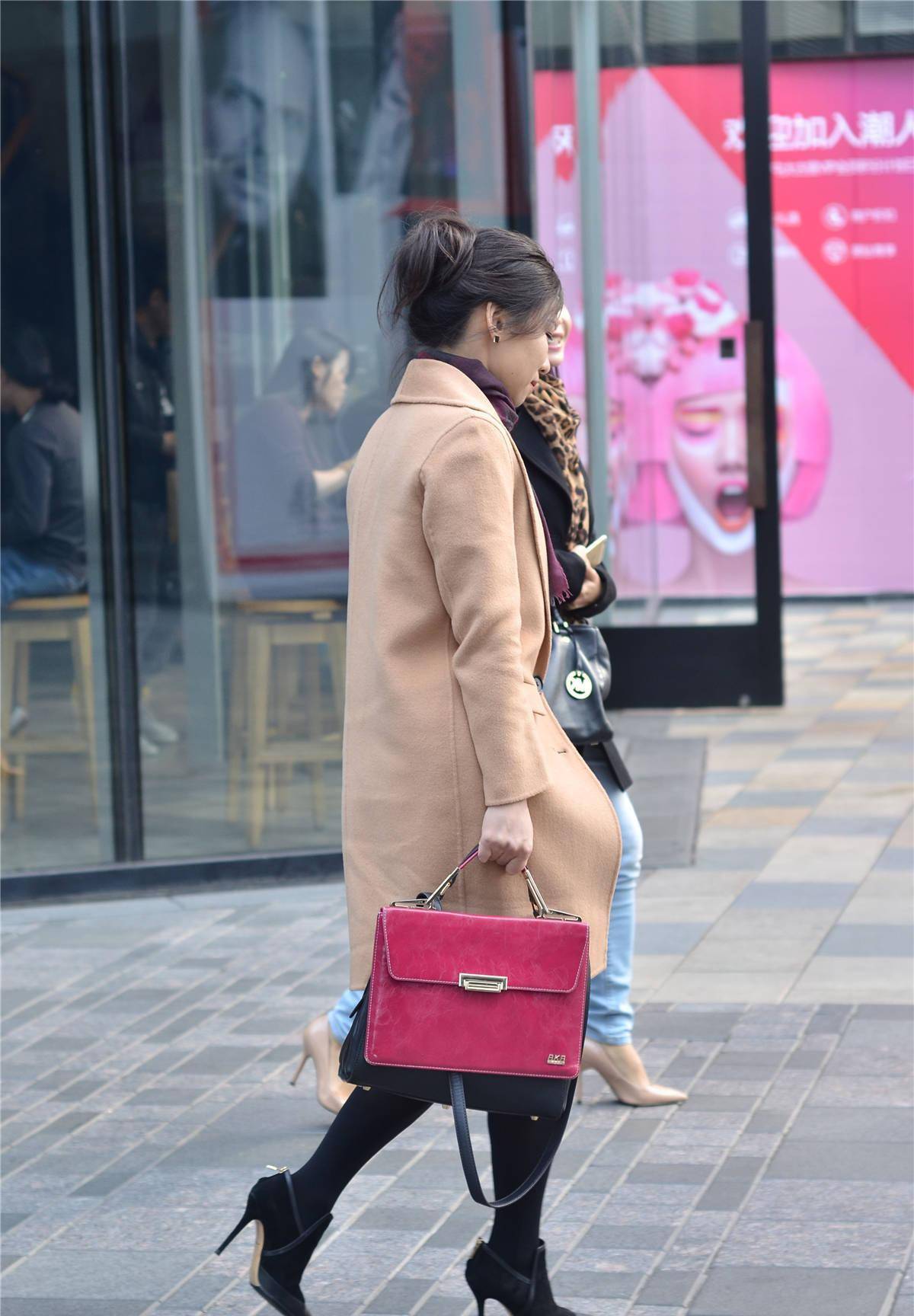 8厘米的尖头细跟踝靴,真皮和布面拼接,搭配黑色打底裤_时尚_美女_女性