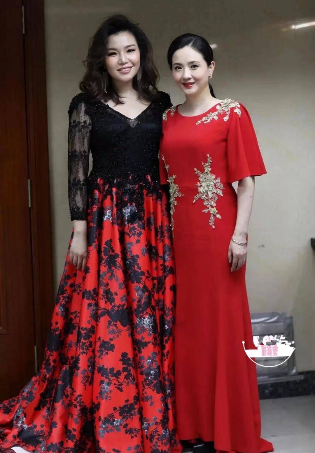 陶慧敏端庄优雅,张也自然长大了,依然帅气,董文华却还在装老_年纪