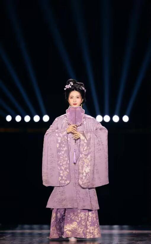 走路威严优雅,惊艳世人的汉服依然是中国人穿的最美_衣服_风格_的设计