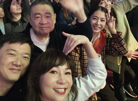 甘比带女儿街头追星,14岁刘秀桦打扮成熟气场强大,穿高跟鞋与母亲身高