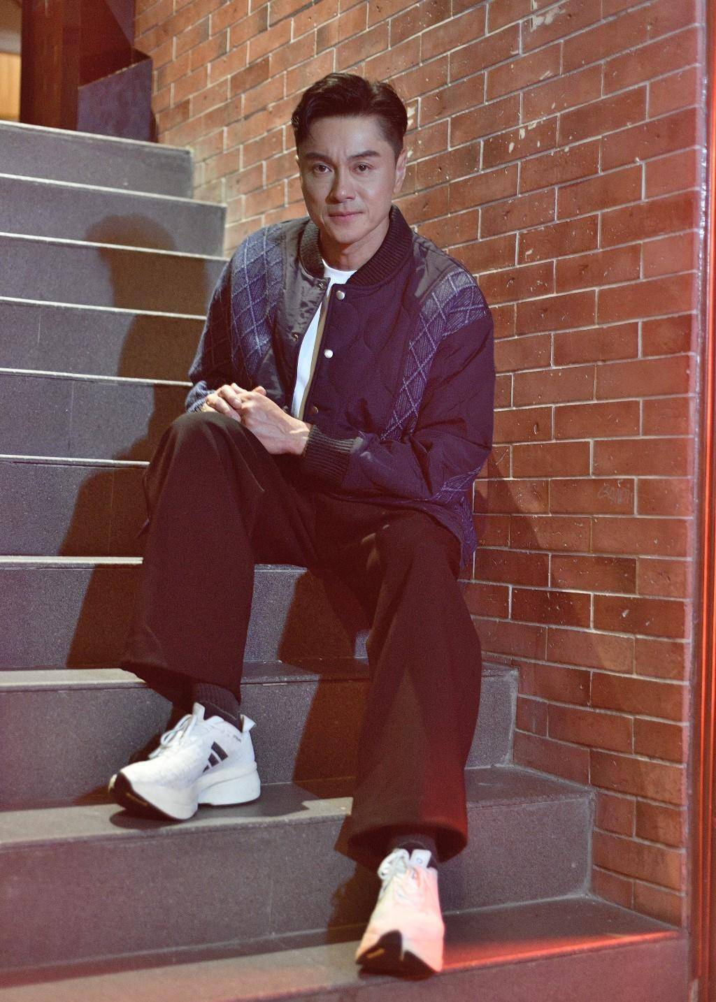 周秀娜自曝与黄浩然拍亲热戏超兴奋,与黄宗泽太熟床戏拍摄飞快_动作