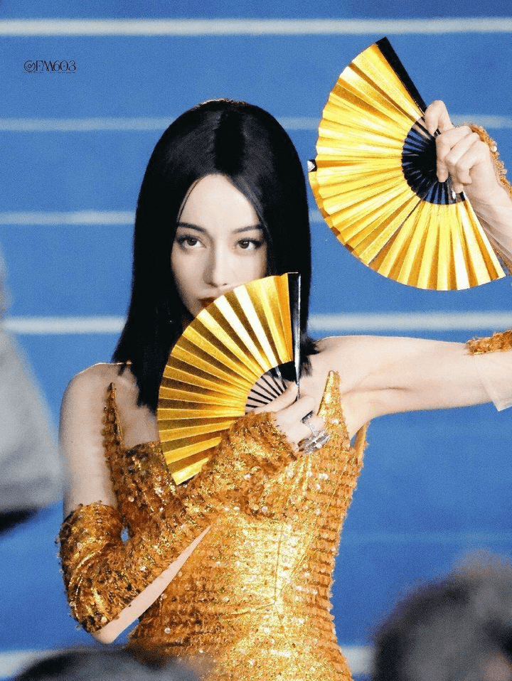 女星时尚大秀!迪丽热巴,古力娜扎,李沁,谁的造型最抢眼?