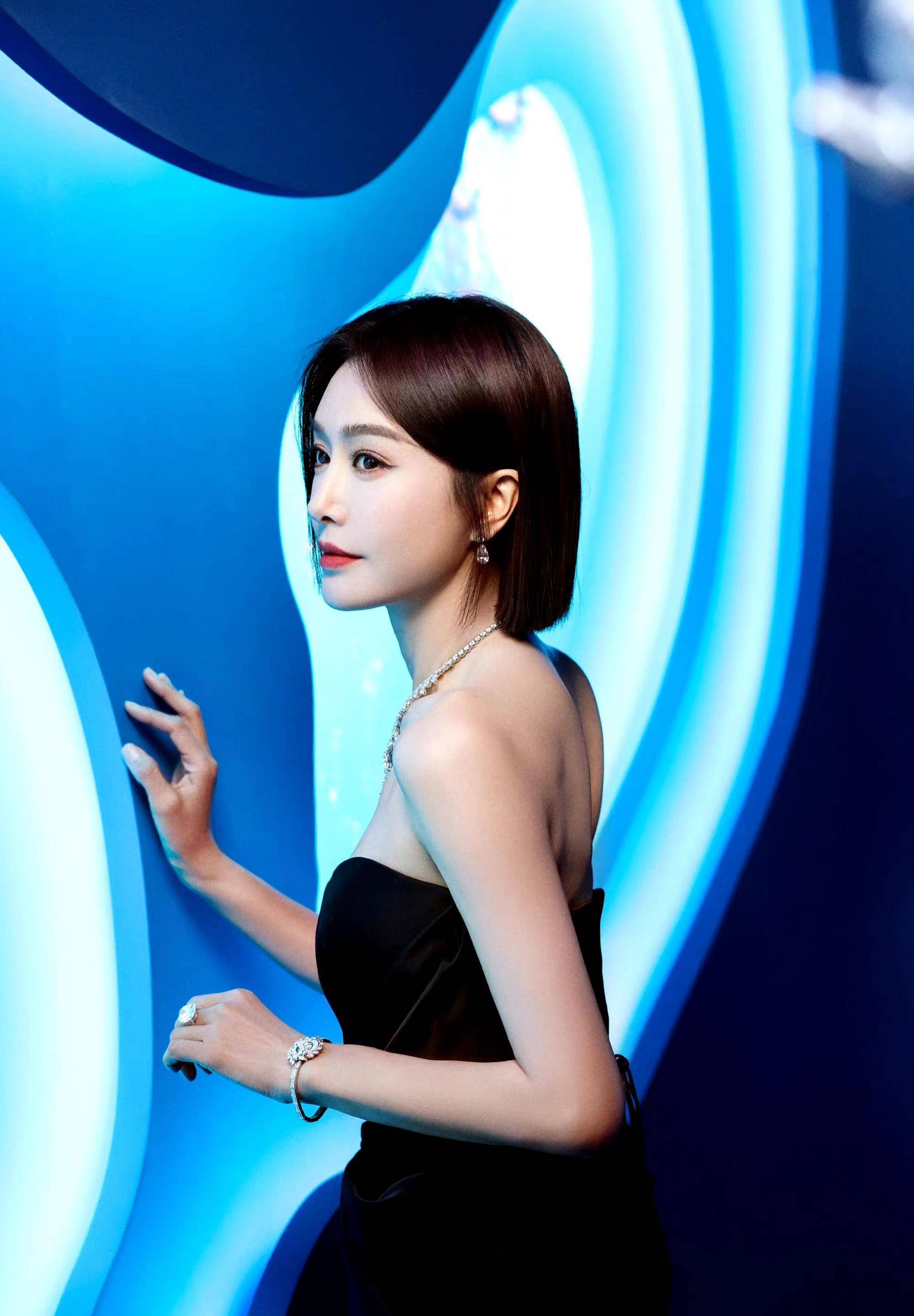 秦岚出席活动新造型,身穿黑色抹胸开衩长裙,优雅又气质!