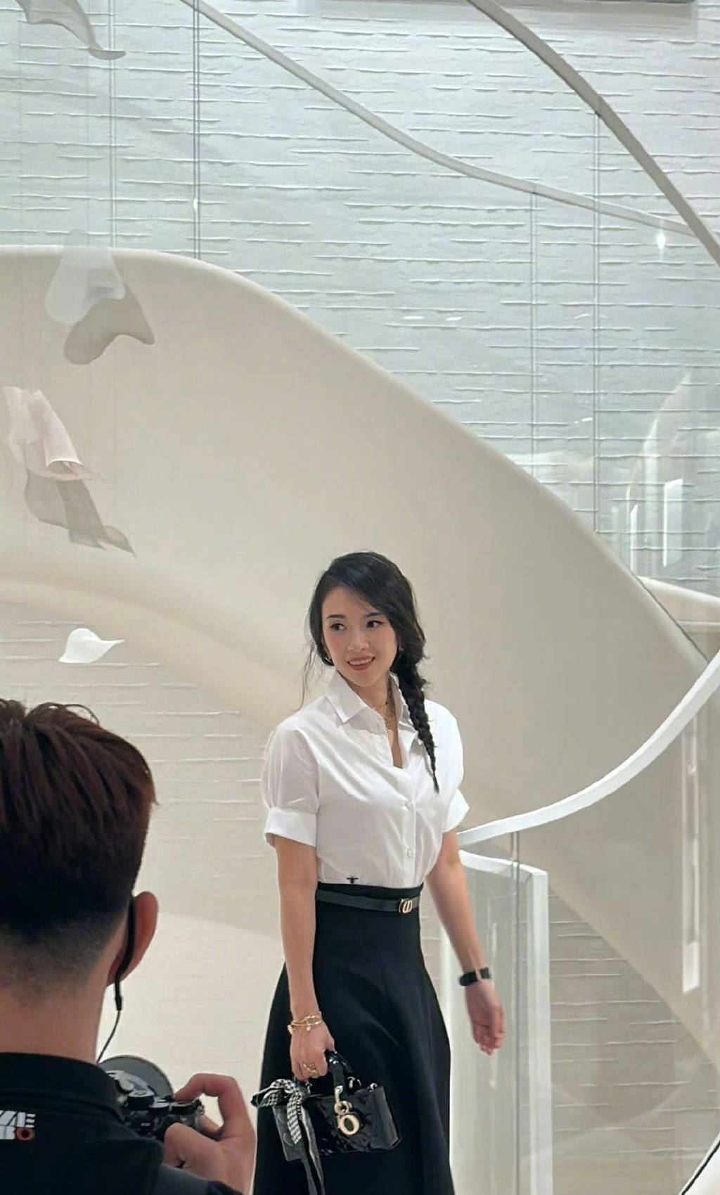 章子怡出来营业,白衬衫黑裙子优雅大方,新发型很少女_女性_魅力_生活