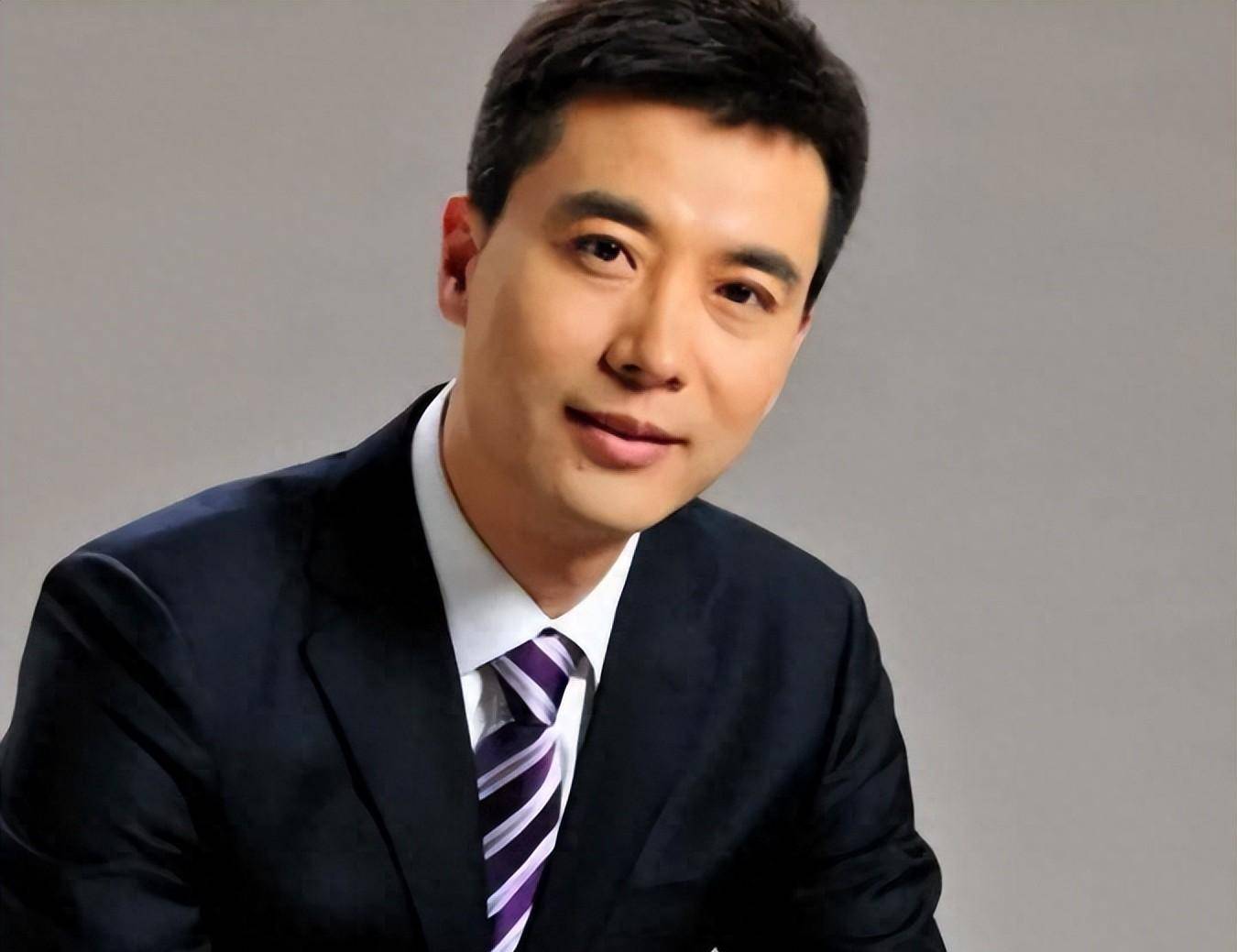 他是央视主持人,工作25年零绯闻,儿子12岁就出书,妻子身份成谜_郭志坚