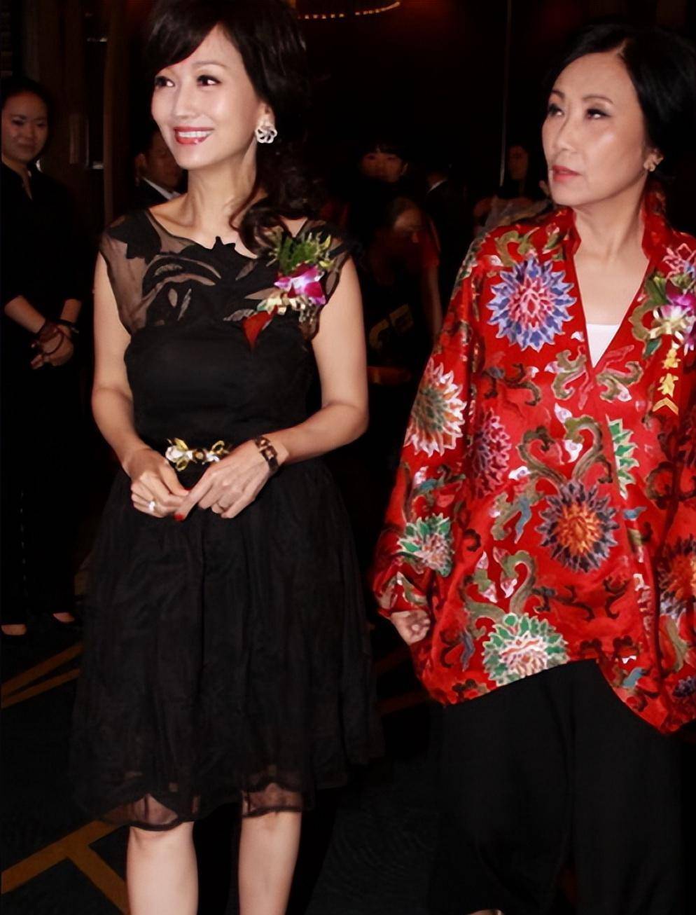 汪明荃和赵雅芝是同框的两个神仙:女神,优雅的婆婆,和美丽的姑娘