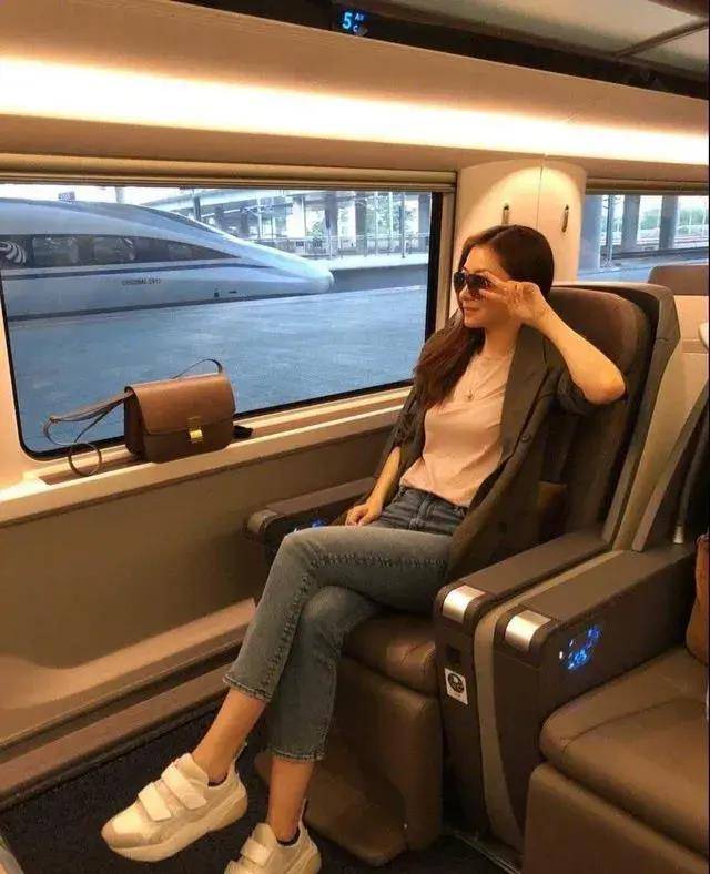 熊黛林:模特界的闪耀明珠,优雅与乐观的典范_表演_中国_观众