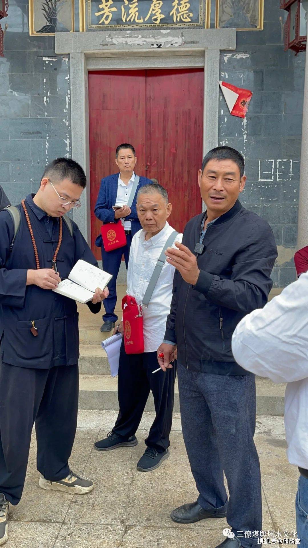 三僚曾氏家族作为风水世家,每一个祠堂都是依据风水来建造的.