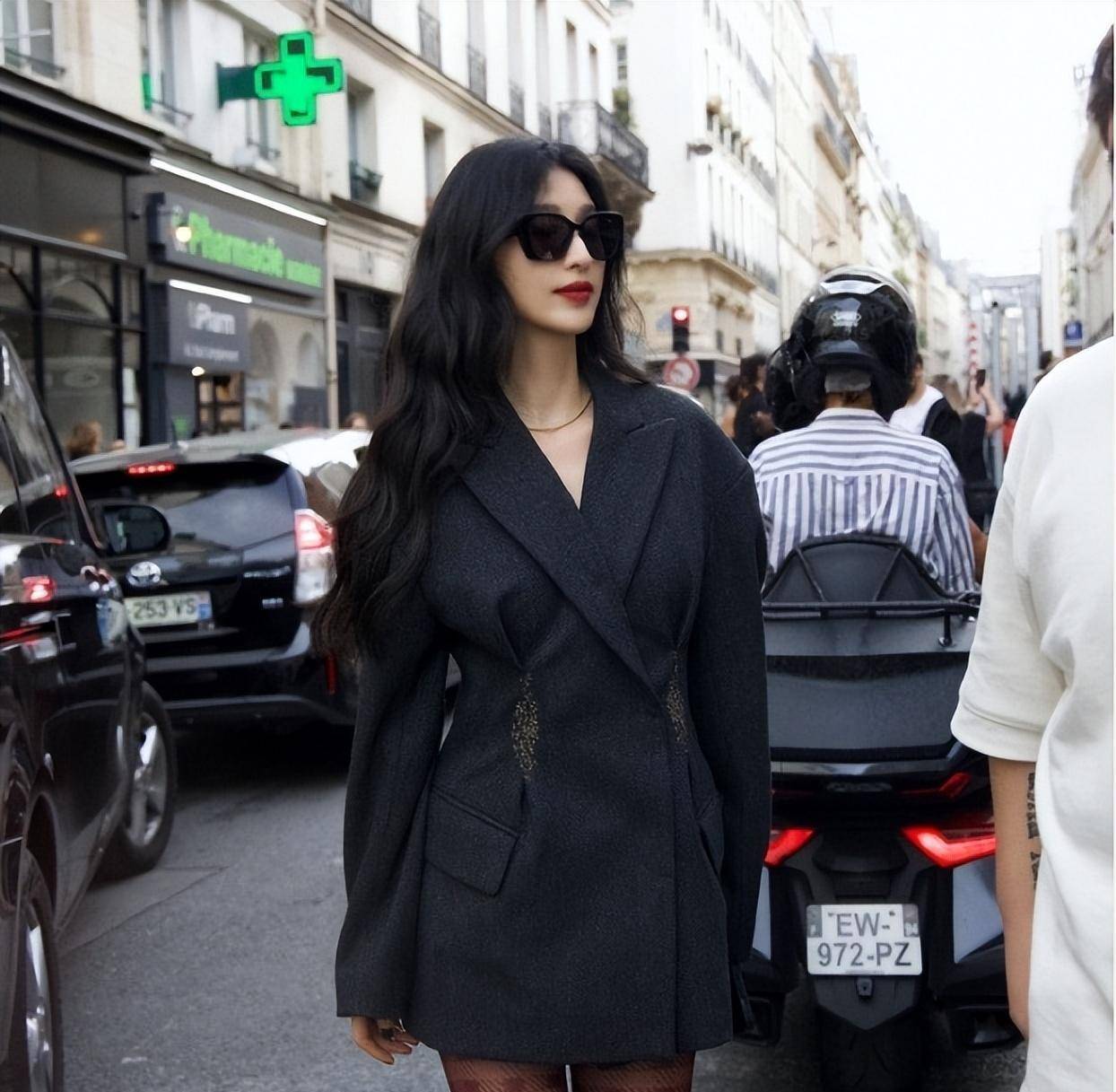 论大气只服张俪,红色方格丝袜搭配黑色西服秒变职场女王!