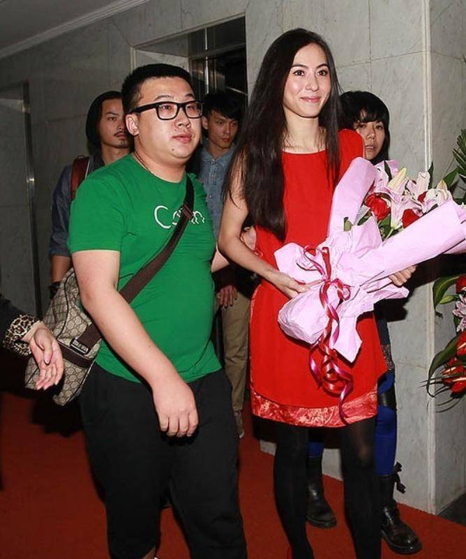 张柏芝再次原形毕露,黑色丝袜搭配红色连衣裙女人味十足!