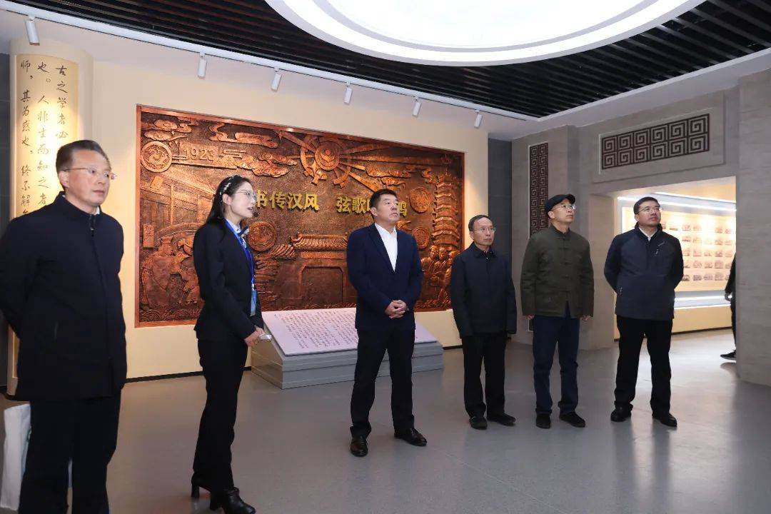 仪式上,丰县中学党委书记张永介绍了书法馆,校史馆基本情况,并向仇