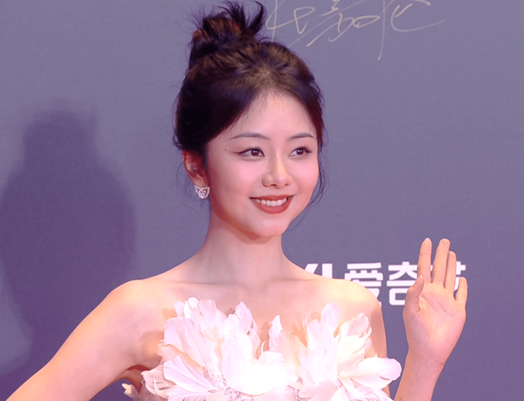 林允和颖儿作为《不完美受害人》的代表一起走上红毯,林允在时尚方面