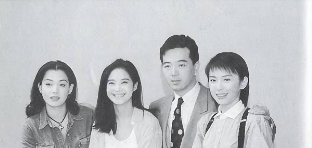 隐婚30年零绯闻,长期吃剩饭菜,一件衣服穿35年,却因直播被骂哭_张晨光