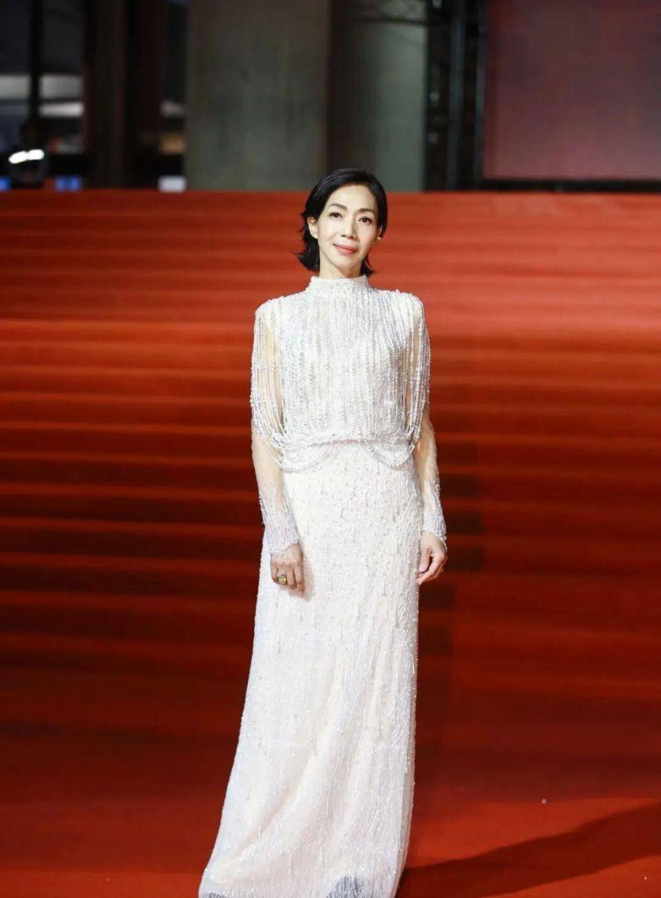 这一夜,林青霞驾临排面大,林志玲日里日气,桂纶镁陈意涵双翻车_裙子