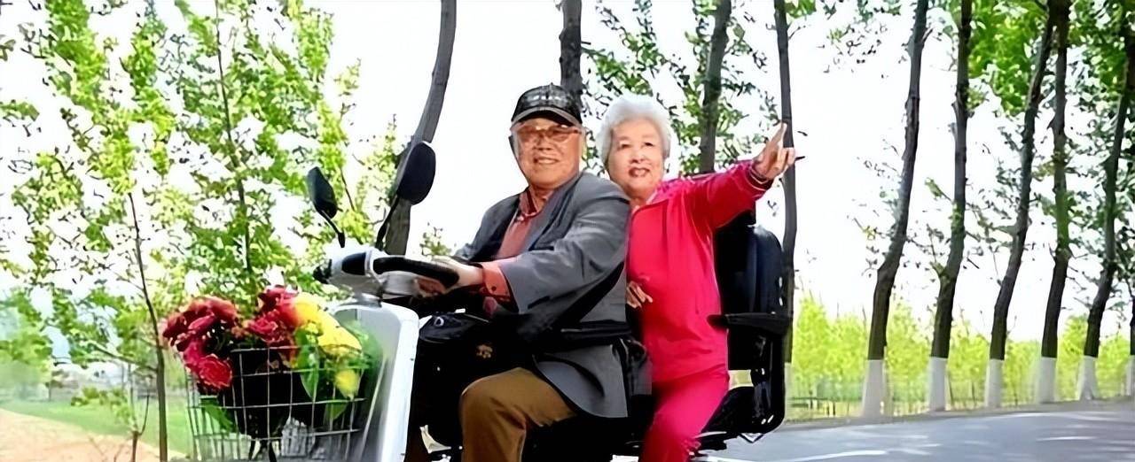 演员谢芳:嫁给初恋丈夫,婚后生一子,如今咋样了?_毛衣_情书_表演